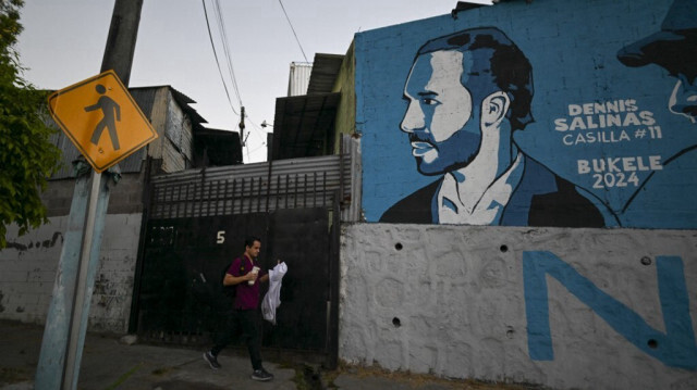 Un homme passe devant une peinture murale représentant le président du Salvador et candidat à la réélection pour le parti Nuevas Ideas, Nayib Bukele, à Mejicanos, San Salvador, le 2 février 2024.