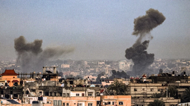 Une photo prise à Rafah, dans le sud de la bande de Gaza, montre de la fumée s'élevant au-dessus des bâtiments de Khan Yunis lors d'un bombardement israélien, le 2 février 2024.