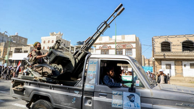 Un véhicule armé alors que des partisans du mouvement rebelle Huthi participent à un rassemblement de solidarité avec la résistance armée du mouvement palestinien Hamas contre Israël, à Sanaa, le 1er février 2024.