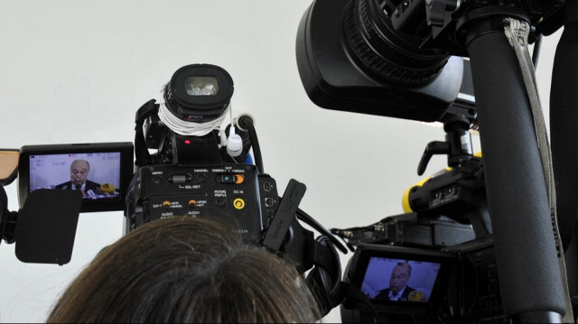 Une image montre des moniteurs de caméra alors que des cameramen filment Jean-Michel Baylet, le président du parti de gauche PRG en France, le 2 avril 2015.
