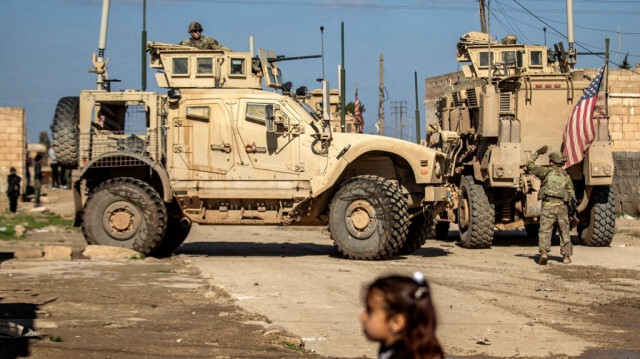 Des soldats américains patrouillent avec des véhicules blindés de transport de troupes (APC) dans la ville de Tal Hamis, au sud-est de la ville de Qameshli dans le gouvernorat de Hasakeh au nord-est de la Syrie, le 24 janvier 2024.