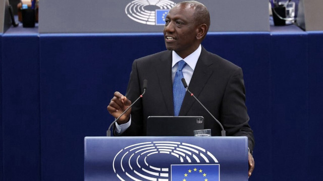 Le président du Kenya, William Ruto, prononce un discours lors d'une session plénière au Parlement européen à Strasbourg, dans l'est de la France, le 21 novembre 2023.