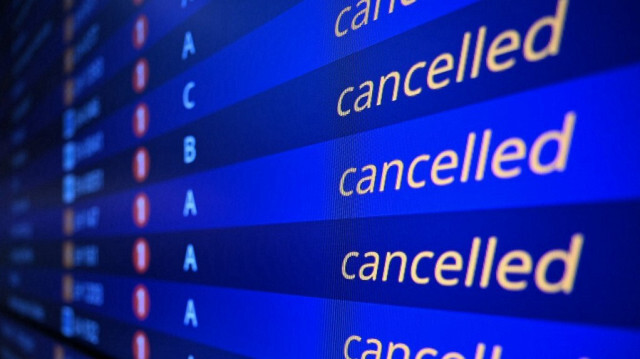 Un écran numérique affiche les vols annulés à l'aéroport de Francfort, à Francfort-sur-le-Main, dans l'ouest de l'Allemagne, le 1er février 2024, lors d'une grève nationale du personnel de sécurité de l'aéroport.
