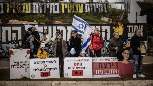 İsrail Meclisi önünde Gazze'de ateşkes yanlıları ve karşıtları gösteri yaptı.