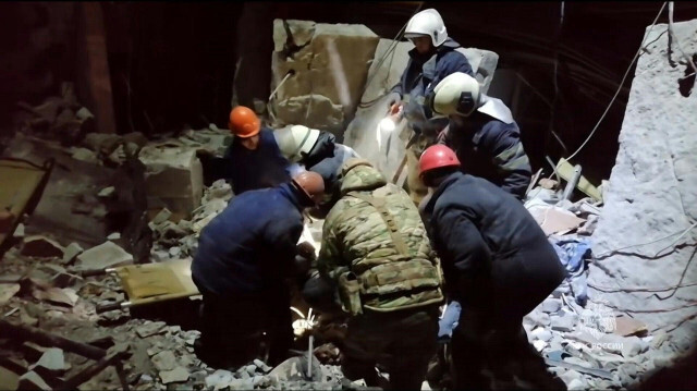 Des secouristes dans les décombres d'une boulangerie suite à un bombardement ukrainien sur la ville occupée de Lyssytchansk, dans l'est de la Russie, le 3 février 2024.