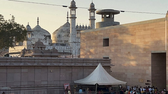 Des fidèles hindous font la queue pour entrer dans le temple Kashi Vishwanath à côté de la mosquée Gyanvapi à Varanasi, le 3 février 2024.