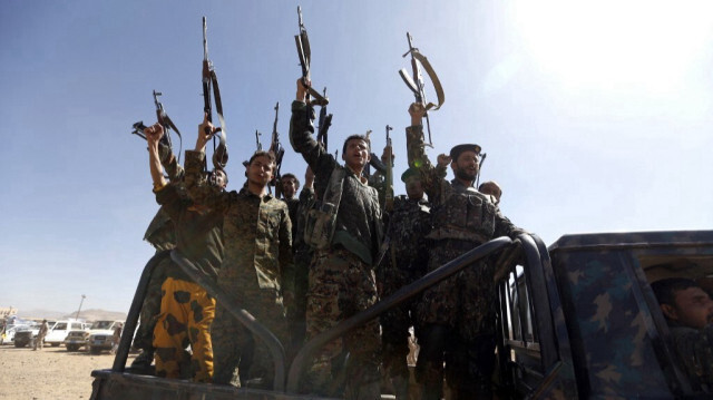 Des combattants houthis nouvellement recrutés scandant des slogans alors qu'ils montent à bord d'un véhicule militaire lors d'un rassemblement dans la capitale Sanaa.