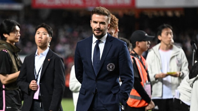 David Beckham, président et copropriétaire de l'Inter Miami, écoute la foule après le match de football amical entre le Hong Kong XI et l'US Inter Miami CF à Hong Kong le 4 février 2024.