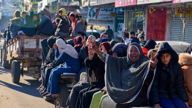 Des personnes utilisent un tracteur comme moyen de transport à Rafah, dans le sud de la bande de Gaza, le 4 février 2024.