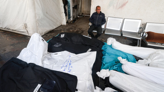 Les corps des personnes tuées lors des bombardements israéliens sont alignés à l'extérieur de la morgue de l'hôpital Al-Najjar à Rafah, dans le sud de la bande de Gaza, le 27 janvier 2024.