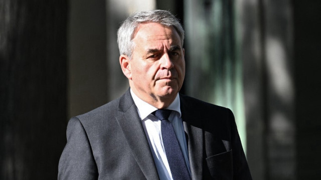 Le président du conseil régional des Hauts-de-France, Xavier Bertrand, assiste à la cérémonie d'enterrement du journaliste Jean-Pierre Elkabbach, à Paris, le 6 octobre 2023.