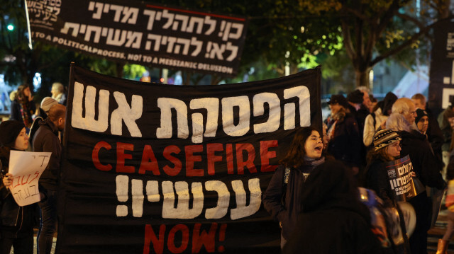 Des militants de la gauche israélienne brandissant des pancartes et des banderoles lors d'un rassemblement contre la guerre à Gaza devant le ministère de la Défense à Tel Aviv, le 3 février 2024.