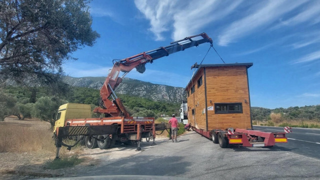 Karaburun'da ünlü oyuncuların tiny house'ları kaldırıldı.