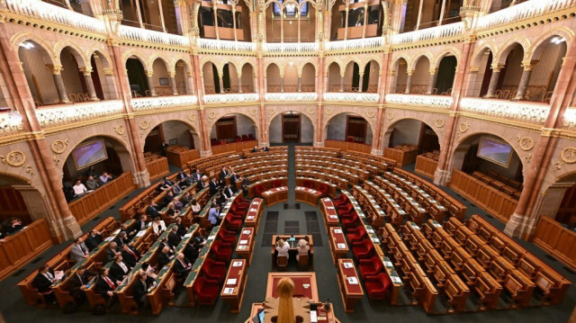 Des sièges vides dans la salle plénière du Parlement hongrois à Budapest lors d'une séance extraordinaire à la demande de l'opposition pour débattre de la candidature de la Suède à l'OTAN, le 5 février 2024.