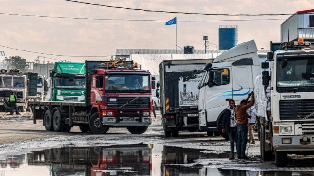 Des camions transportant de l'aide humanitaire entrent dans la bande de Gaza par le poste frontière de Kerem Shalom, le 29 janvier 2024.