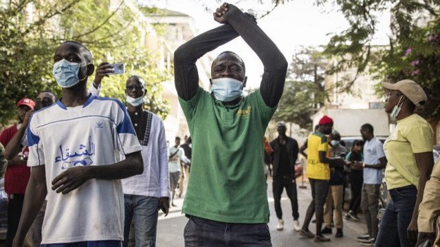 Un manifestant fait des gestes à la police devant l'Assemblée générale à Plateau, Dakar le 5 février 2024. 