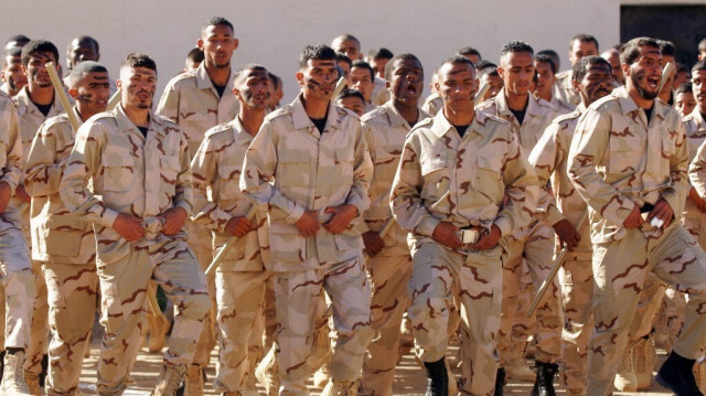 Des cadets de la force "Saiqa" (forces spéciales) de l'autoproclamée Armée nationale libyenne (ANL) affiliée à l'homme fort de l'est Khalifa Haftar participent à une cérémonie de remise des diplômes, dans la ville orientale de Benghazi, le 20 janvier 2022. 