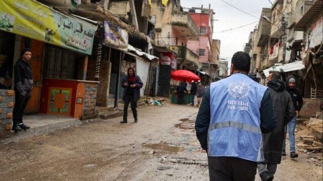 Un membre du personnel de l'UNRWA, dans le camp de réfugiés de Balata en Palestine occupée, le 04 février 2024.