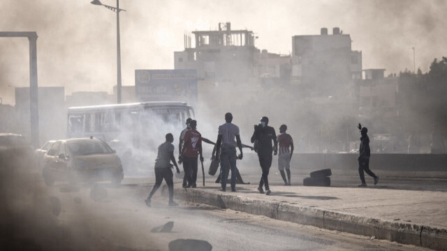 Les manifestants bloquent une route lors des manifestations organisées par les partis de l'opposition à Dakar le 4 février 2024 pour protester contre le report de l'élection présidentielle.