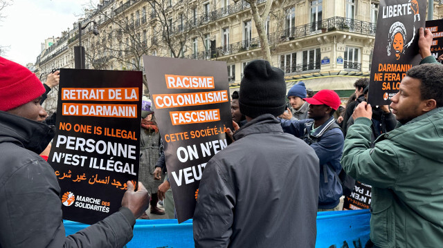 Des centaines de personnes se sont rassemblées, samedi dernier à Paris, pour demander un cessez-le-feu imédiat et dénoncer un "génocide" dans la bande de Gaza tout en protestant contre la loi sur l'immigration.
