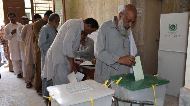 Un Pakistanais vote dans un bureau de vote lors des élections générales pakistanaises à Quetta le 25 juillet 2018.