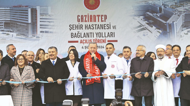 Cumhurbaşkanı Erdoğan, Gaziantep'te şehir hastanesinin açılışını gerçekleştirip İslahiye’de yapımı tamamlanan deprem konutlarının anahtar teslim törenine katıldı.