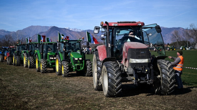 Des agriculteurs manifestent près de l'autoroute à Rivoli, près de Turin, en Italie, le 5 février 2024.