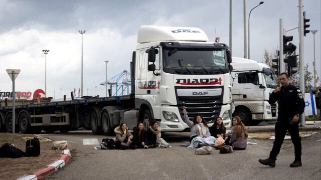 Des militants de la droite israélienne bloquant la sortie du port d'Ashdod pour arrêter les camions qui, selon eux, transportent de l'aide humanitaire pour le Hamas, dans la ville côtière d'Ashdod.