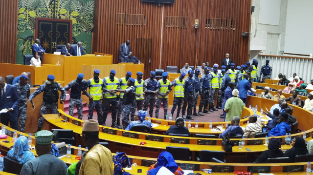A l'Assemblée nationale du Sénégal, lundi 5 février, la gendarmerie a dû intervenir pour que la proposition de loi reportant la présidentielle soit votée.