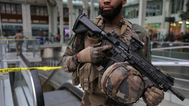 Un soldat français de l'opération de sécurité Sentinelle garde devant un périmètre de sécurité après une attaque à l'au couteau à la gare de Lyon à Paris, le 3 février 2024.