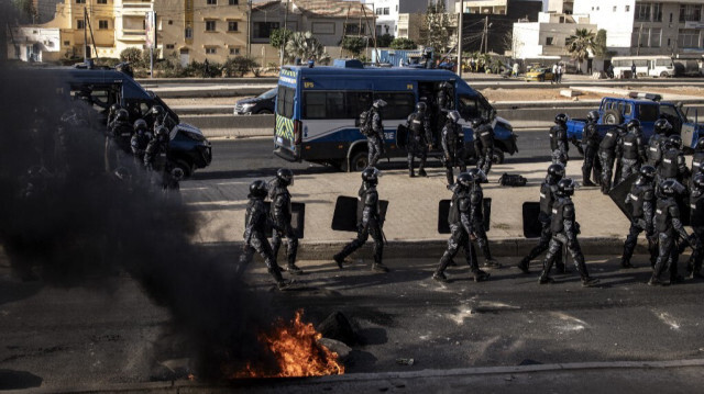 Des gendarmes sénégalais patrouillent sur une route lors des manifestations appelées par les partis d'opposition à Dakar, le 4 février 2024, pour protester contre le report de l'élection présidentielle.