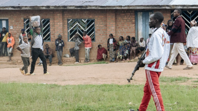Une photo montrant un membre d'un groupe armé dans l'est de la RDC, où les tensions entre l'armée et les rebelles du M23 se sont intensifiées.