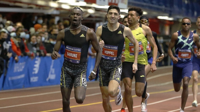 Michael Saruni, à gauche, lors de l'épreuve du 800 mètres du 114e Millrose Games, le 29 janvier 2022, à New York. 