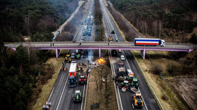 Des agriculteurs néerlandais et belges manifestent en bloquant la route près de la frontière entre la Belgique et les Pays-Bas, à Arendonk, le 2 février 2024.