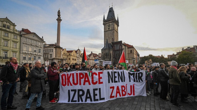 Des manifestants brandissant des drapeaux et une banderole "L'occupation n'est pas la paix, Israël tue" participent à un rassemblement de soutien à la Palestine sur la place de la Vieille Ville, le 18 octobre 2023 à Prague. (Archives)