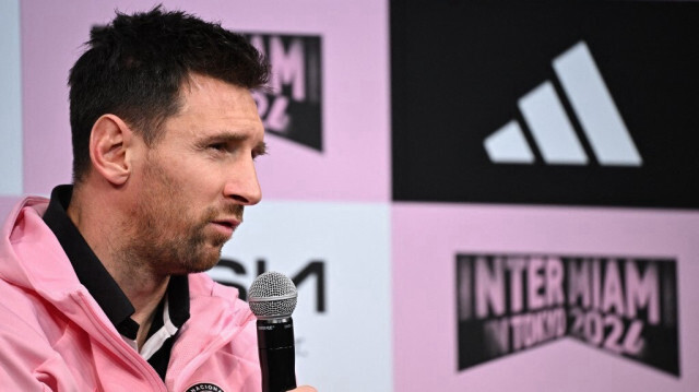L'attaquant argentin de l'Inter Miami, Lionel Messi, prend la parole lors d'une conférence de presse dans un hôtel à Tokyo le 6 février 2024, veille de leur match amical de football contre l'équipe de la J-League, Vissel Kobe.