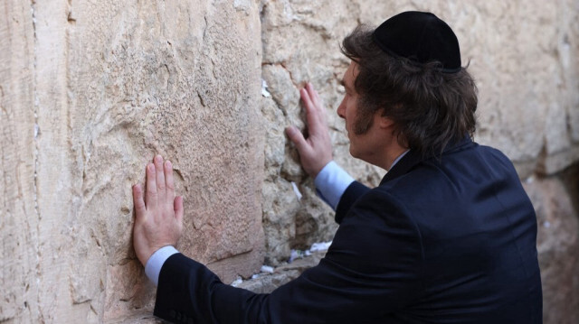 Le président argentin Javier Milei prie au Mur des Lamentations, à Jérusalem, le 6 février 2024.