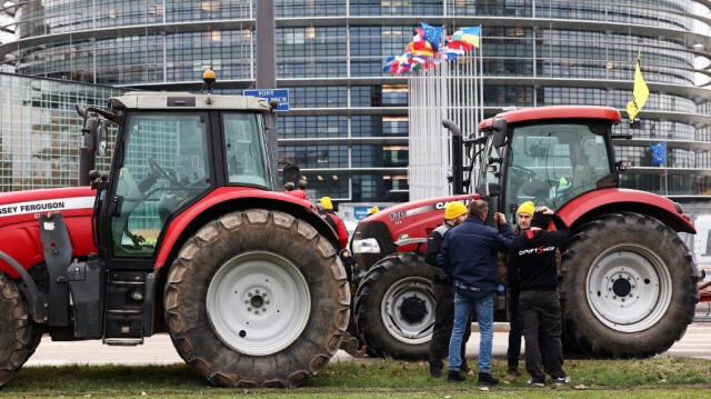 Des agriculteurs manifestent devant le Parlement européen à Strasbourg, dans l'est de la France, le 6 février 2024.