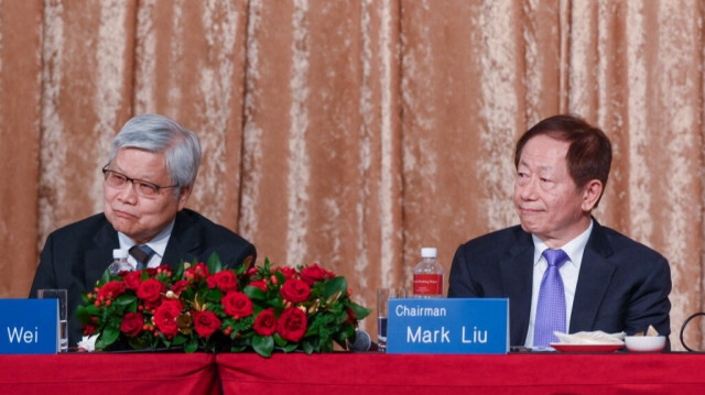 Le président de Taiwan Semiconductor Manufacturing Company (TSMC) Mark Liu (à droite) et le directeur exécutif central C. C. Wei assiste à la conférence des investisseurs à Taipei le 18 janvier 2024.