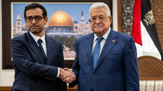 Le président palestinien Mahmud Abbas (à droite) reçoit le ministre français de l'Europe et des Affaires étrangères Stéphane Séjourné à son siège dans la ville de Ramallah, en Palestine occupée, le 5 février 2024. 