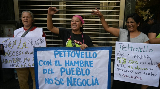 Des personnes font la queue pour être reçus par la ministre argentine du "Capital humain", Sandra Pettovello, lors de la manifestation appelée "Ligne de la faim" à Buenos Aires, le 5 février 2024.