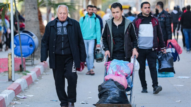 Les résidents du camp de réfugiés de Bureij arrivant à Deir al-Balah, dans le centre de la bande de Gaza, suite à un ordre d'évacuation, le 22 décembre 2023.