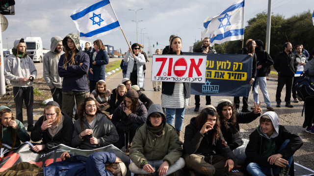 Des militants de la droite israélienne bloquant la sortie du port d'Ashdod pour arrêter les camions qui, selon eux, transportent de l'aide humanitaire pour le Hamas, dans la ville côtière d'Ashdod.