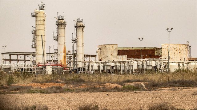 Cette photo prise le 12 mars 2020 montre une vue des installations de production de pétrole dans le champ pétrolifère d'Al-Omar, dans la province de Deir Ezzor, dans l'est de la Syrie. 