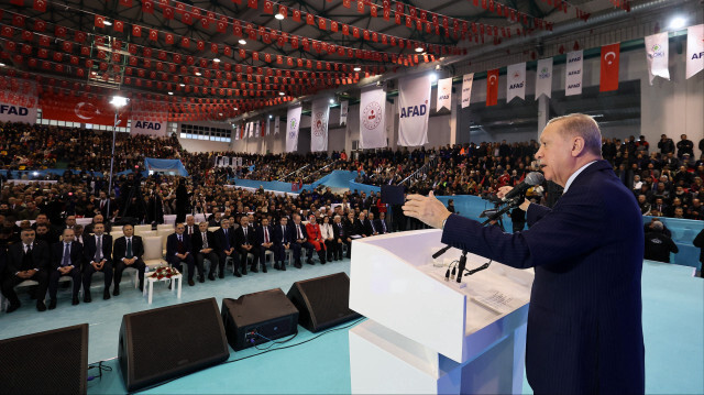 Le président Recep Tayyip Erdoğan s'exprimant lors de la cérémonie de tirage au sort et de remise des clés des maisons des victimes du tremblement de terre, qui s'est tenue dans le hall des sports de l'université Mustafa Kemal à Hatay, le 3 février 2024.