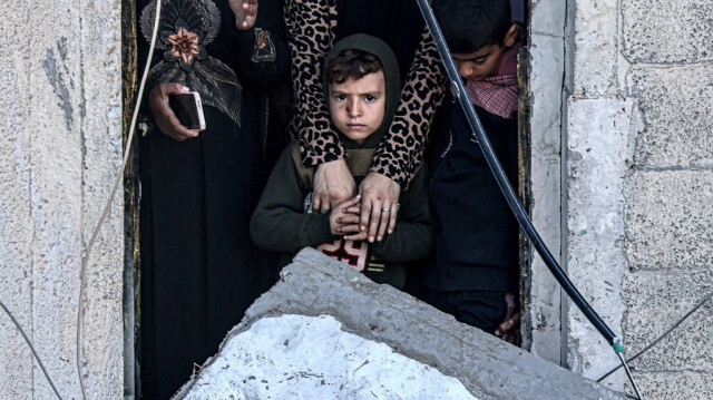 Un enfant Palestinien au milieu de logements détruits par les bombardements de l'armée d'occupation israélienne à Rafah dans le sud de la bande de Gaza, le 7 février 2024.