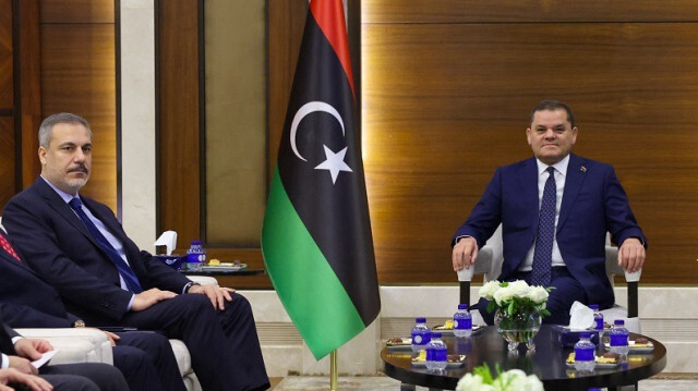 Le ministre turc des Affaires étrangères, Hakan Fidan, (G) et le Premier ministre du gouvernement libyen, Abdul Hamid Mohammed Dbeibeh (D), à Tripoli en Libye, le 07 février 2024.