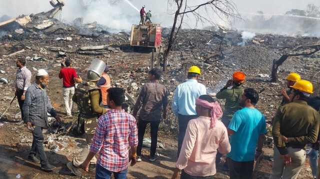 Le personnel de secours et les résidents locaux se rassemblent près d'une usine de pétards à la suite d'une explosion dans le district de Harda, dans l'État indien du Madhya Pradesh, le 6 février 2024.