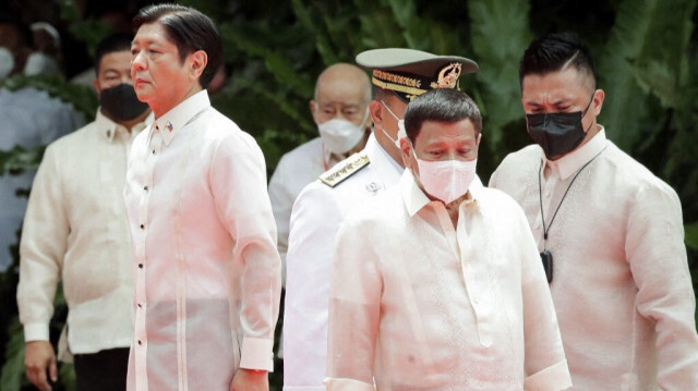 Le président entrant des Philippines Ferdinand Marcos Jr (à gauche) et le président sortant Rodrigo Duterte (C) participent à la cérémonie d'inauguration de Marcos sur le terrain du palais présidentiel de Malacanang à Manille le 30 juin 2022.