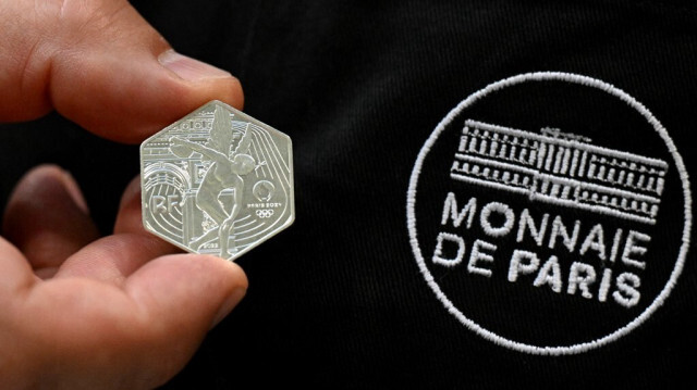 Pièce d'argent hexagonale de 10 euros de la nouvelle collection des Jeux olympiques de Paris 2024 dévoilée par Paris 2024 et la Monnaie de Paris.